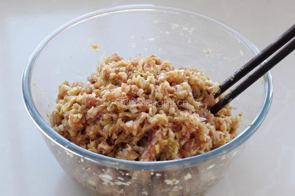 东北猪肉酸菜馅包子的做法图解4