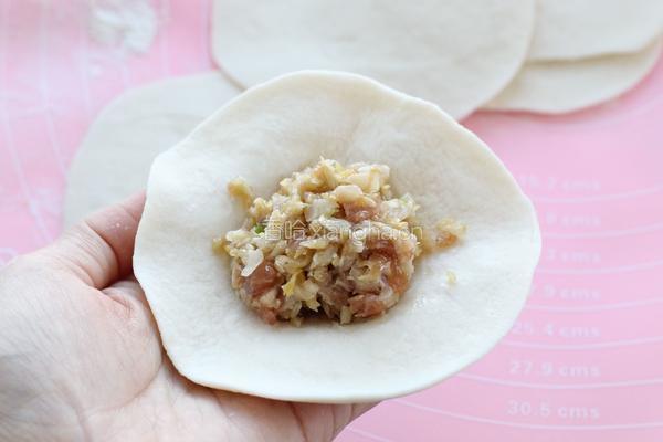 东北猪肉酸菜馅包子的做法图解8