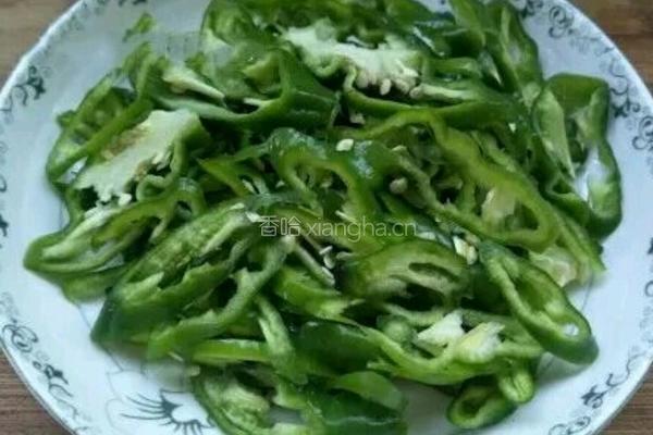 尖椒肉丝炒粉条的做法图解2