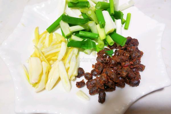青蒜回锅肉的做法图解3
