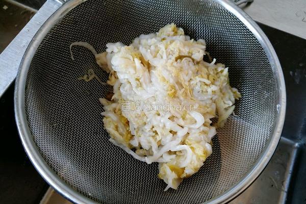 东北酸菜猪肉饺子的做法图解2