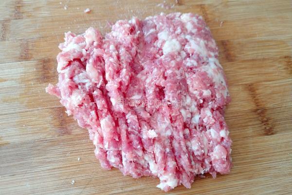 东北酸菜猪肉饺子的做法图解3