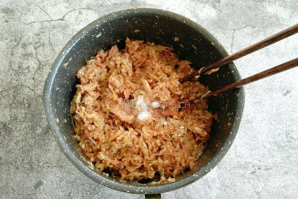 东北酸菜猪肉饺子的做法图解15