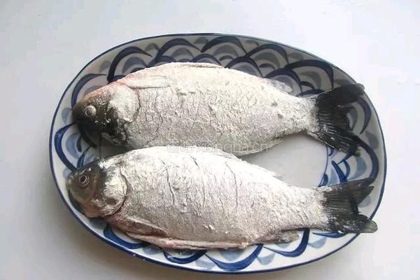 鲫鱼炖豆腐的做法图解2