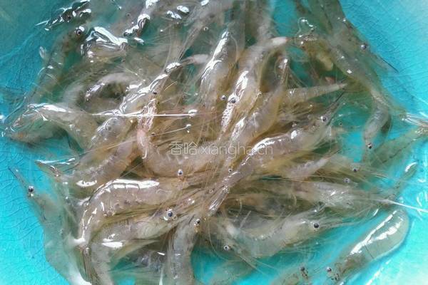 无锡盐水白虾的做法图解1