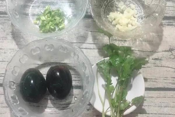 凉拌松花蛋的做法图解1