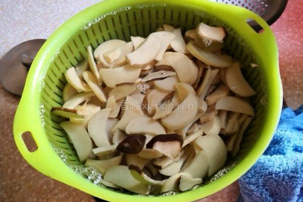 凉拌杏鲍菇的做法图解2