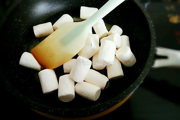 抹茶蔓越莓雪花酥的做法图解3