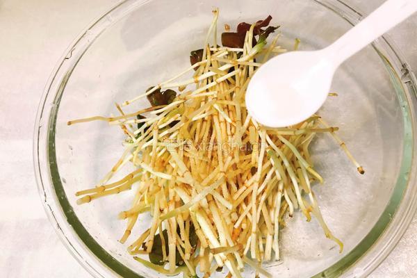 鱼腥草拌青笋的做法图解3