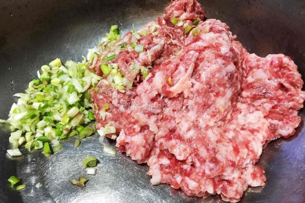 猪肉秋葵馅水饺的做法图解2