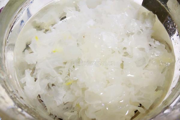 红枣苹果银耳汤的做法图解4