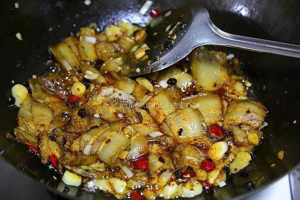 大蒜炒回锅肉的做法图解6