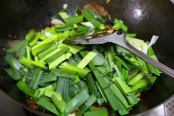 大蒜炒回锅肉的做法图解7