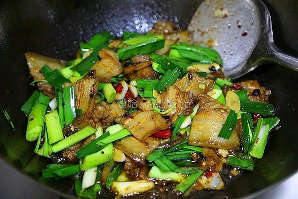 大蒜炒回锅肉的做法图解8