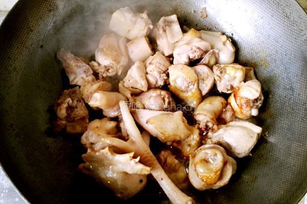 松菇炖鸡的做法图解5