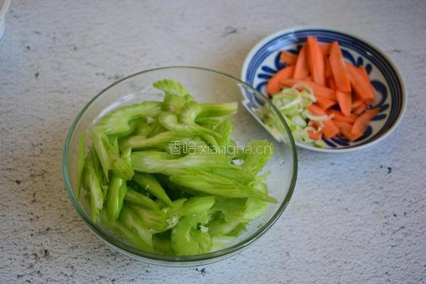 西芹炒木耳的做法图解2