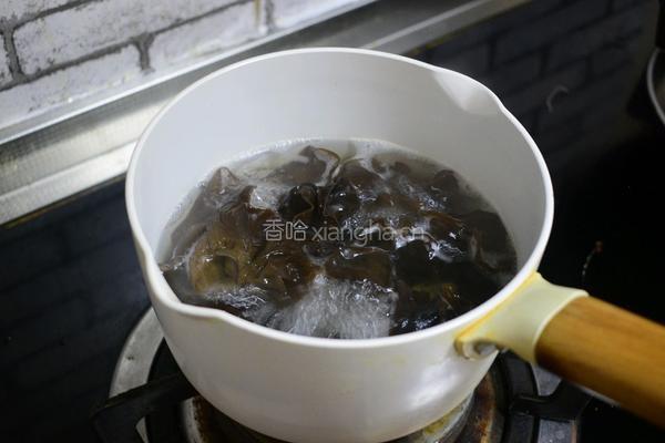 西芹炒木耳的做法图解4