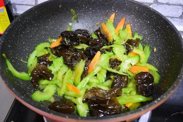 西芹炒木耳的做法图解10