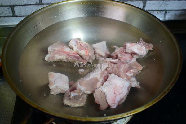 排骨烩酸菜的做法图解3