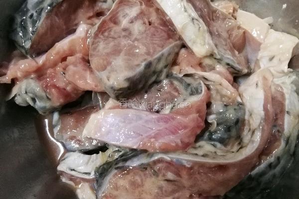 糖醋鱼块的做法图解2