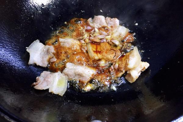 五花肉炒酸菜的做法图解9
