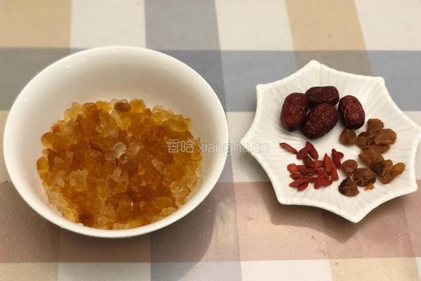 养颜牛奶桃胶炖蛋的做法图解1