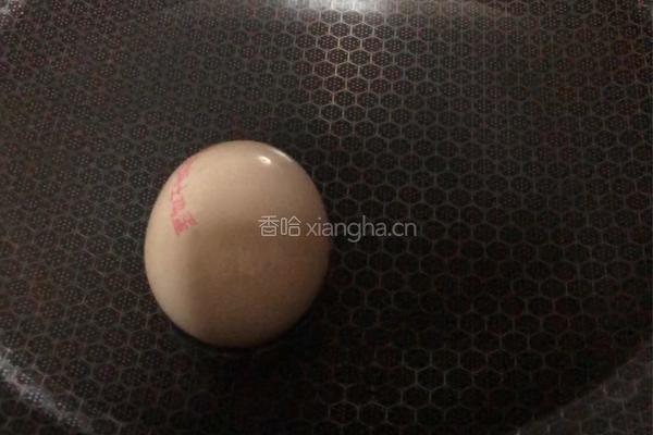养颜牛奶桃胶炖蛋的做法图解3