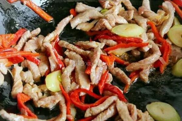 黄豆芽炒粉条的做法图解2