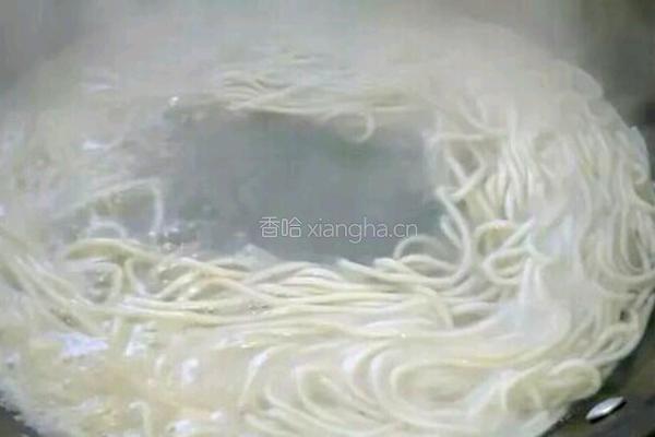 炒面条的做法图解1