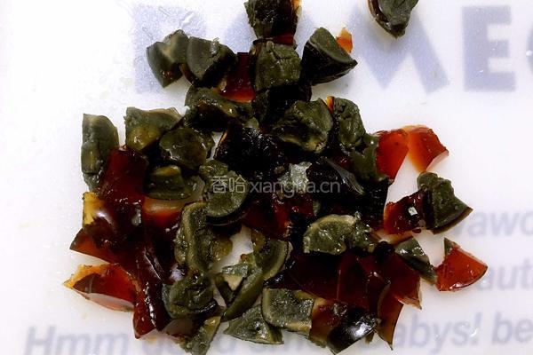 皮蛋拌豆腐的做法图解2