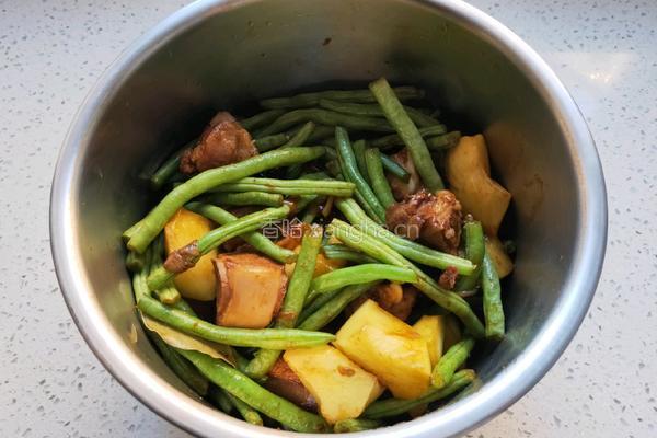 排骨炖豆角土豆的做法图解8