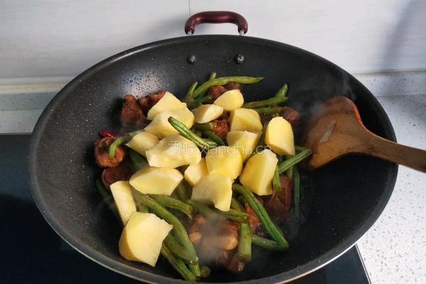 排骨炖豆角土豆的做法图解7