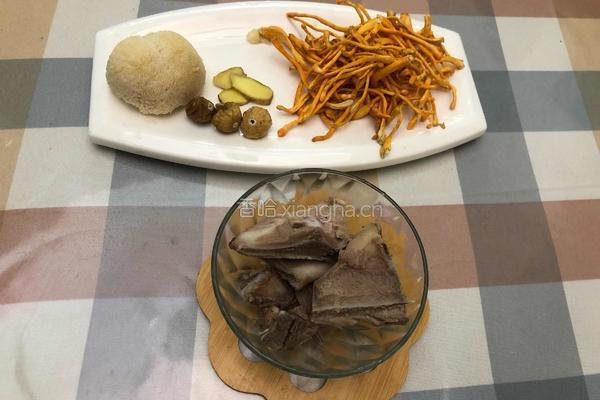 粤式靓汤－猴头菇虫草花扇骨汤的做法图解2