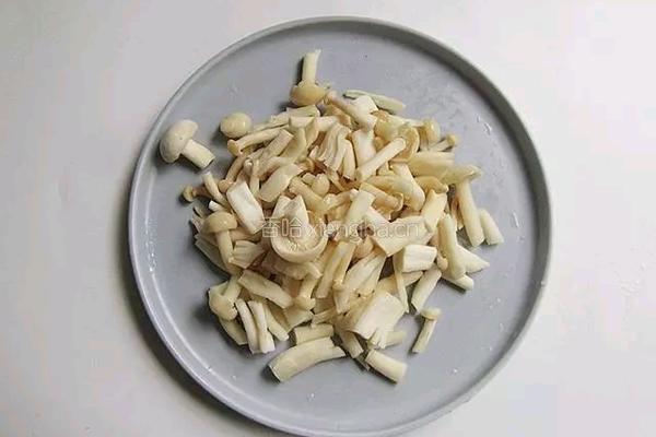 海鲜菇炒毛豆的做法图解3