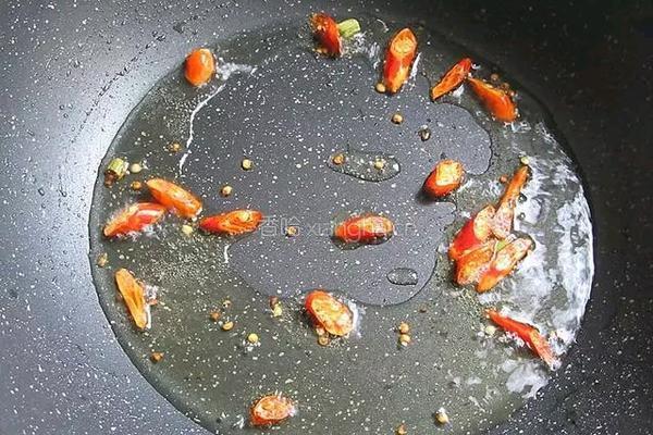 海鲜菇炒毛豆的做法图解5