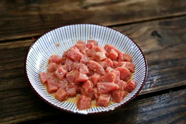 杏鲍菇牛肉丁的做法图解3