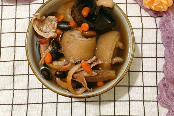 闽南黑豆杜仲鱿鱼炖猪尾巴的做法图解1