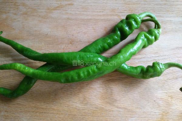  螺丝椒炒腊肉的做法图解1