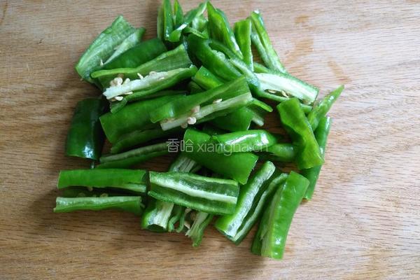  螺丝椒炒腊肉的做法图解2