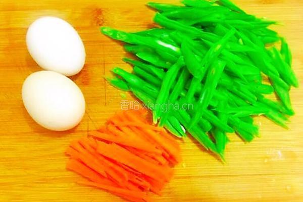 蛋炒四季豆的做法图解1