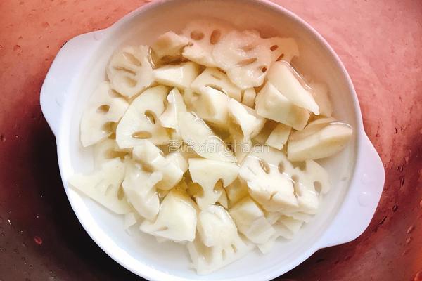 莲藕龙骨汤的做法图解3
