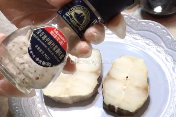 红酒柠香鳕鱼的做法图解3