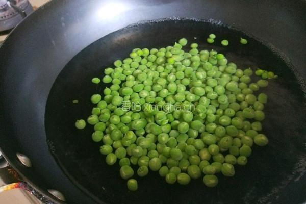 新文美食 肉末炒碗豆的做法图解2