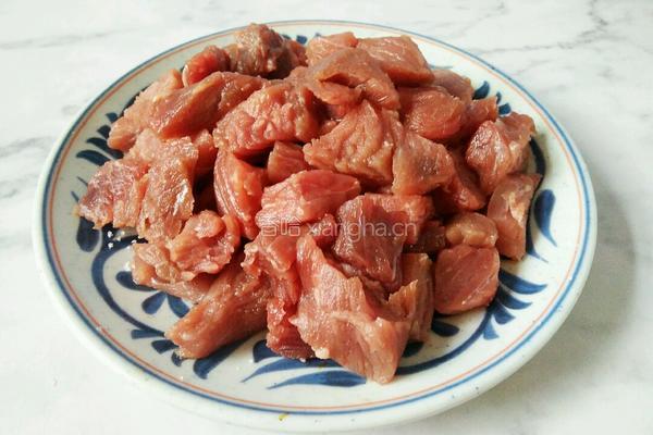 麻辣孜然牛肉粒的做法图解1