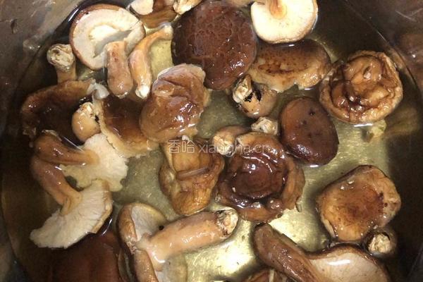 粤菜一虫草花香菇红枣鸡的做法图解1