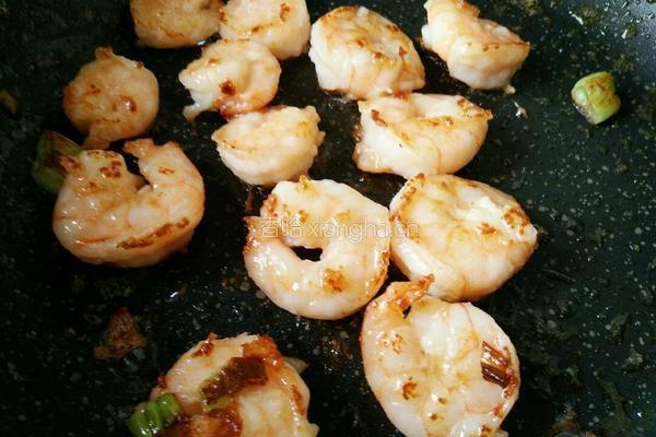 豌豆炒虾仁的做法图解6