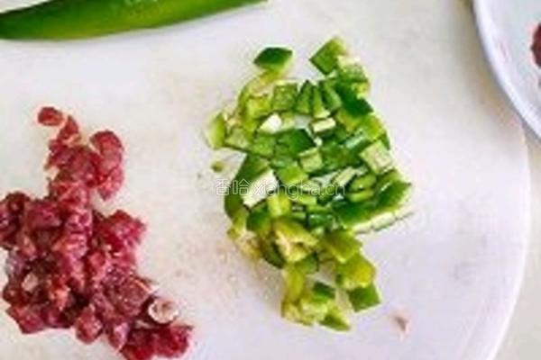 黑椒牛排蛋炒饭的做法图解1