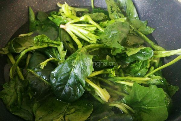 菠菜花生仁的做法图解1