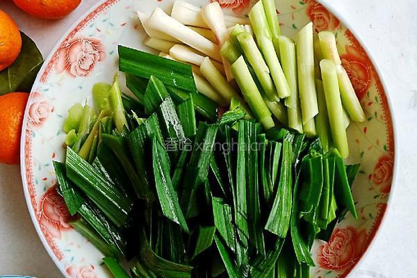 蒜苗肉丝的做法图解2