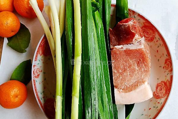 蒜苗肉丝的做法图解1